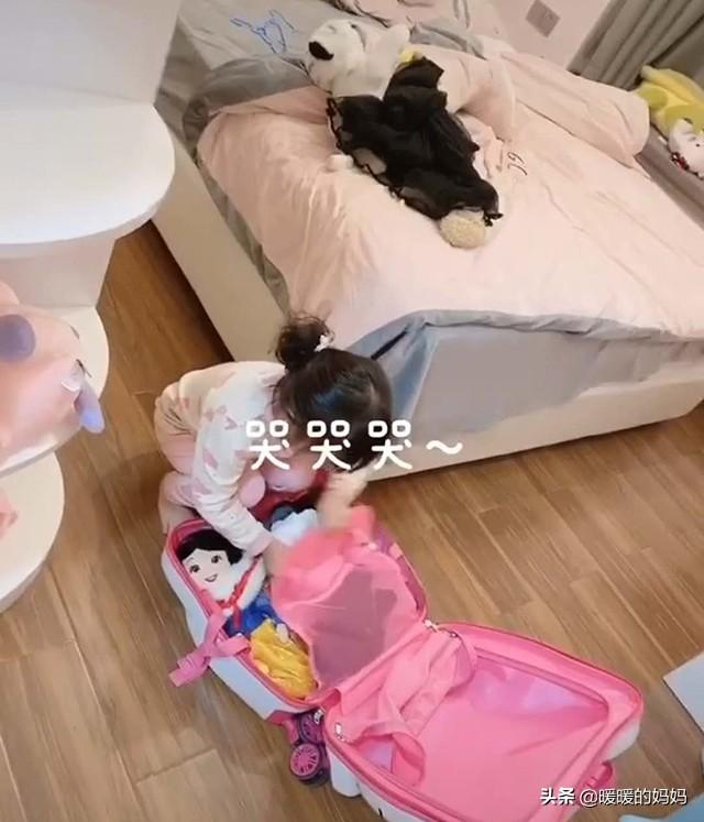 孩子抱存钱罐离家出走(女人抱孩子离家出走)(图1)