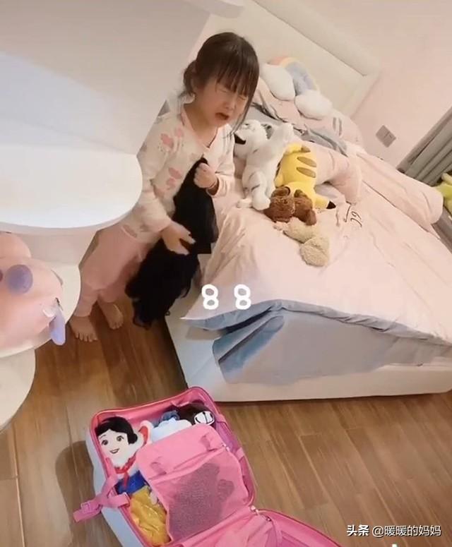 孩子抱存钱罐离家出走(女人抱孩子离家出走)(图2)
