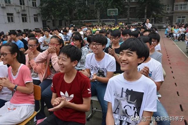 上学早恋怎么办(孩子不好好上学早恋怎么办呢)(图1)