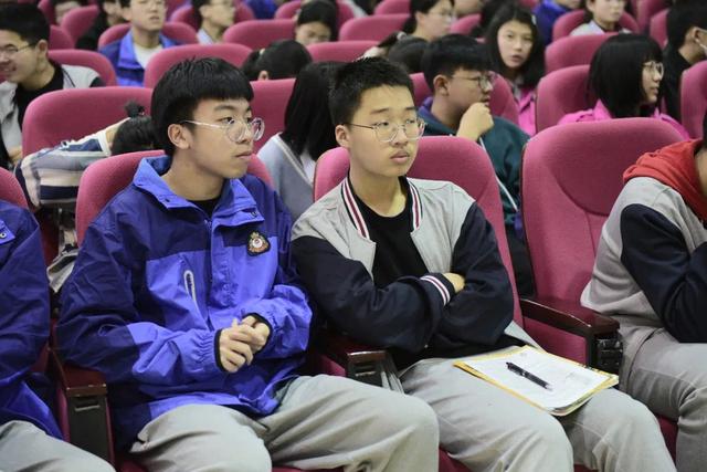 如何告诫孩子不要早恋(劝孩子不要早恋的话)(图2)