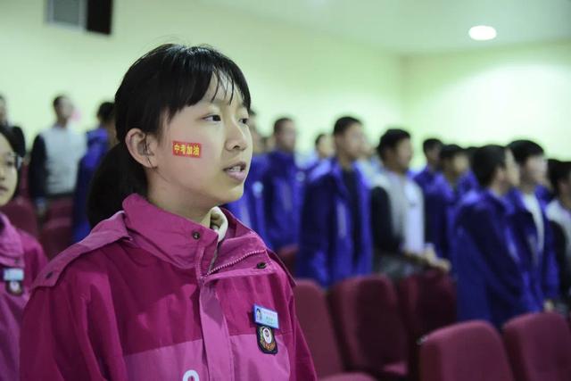 如何告诫孩子不要早恋(劝孩子不要早恋的话)(图1)