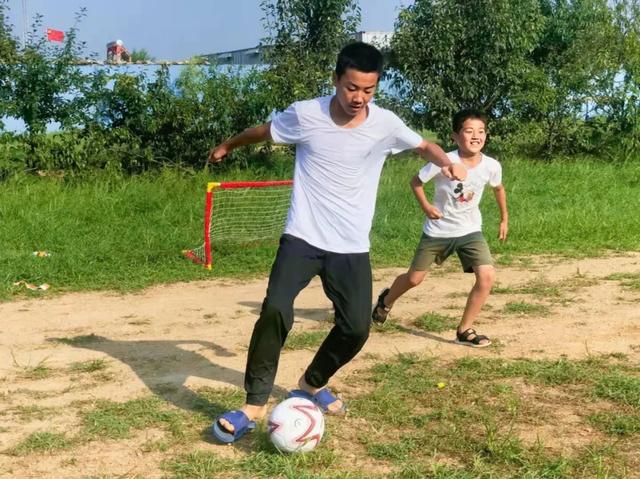 手机瘾大的男孩怎么办(12岁男孩偷玩手机应该怎么办)(图2)