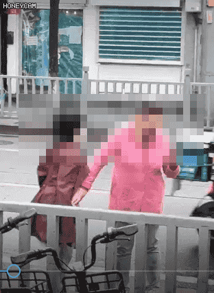 青春期孩子还手打父母(青春期孩子听见父母那个怎么办)(图1)